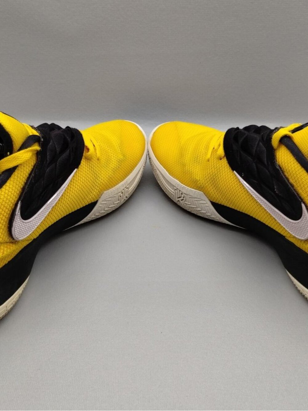 Nike Kyrie 1 Low Amarillo Basketball Sneakers Mens